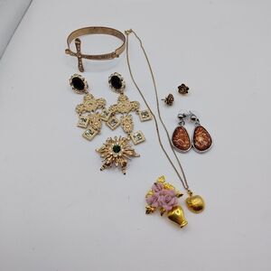 Little lot of costume jewelry
